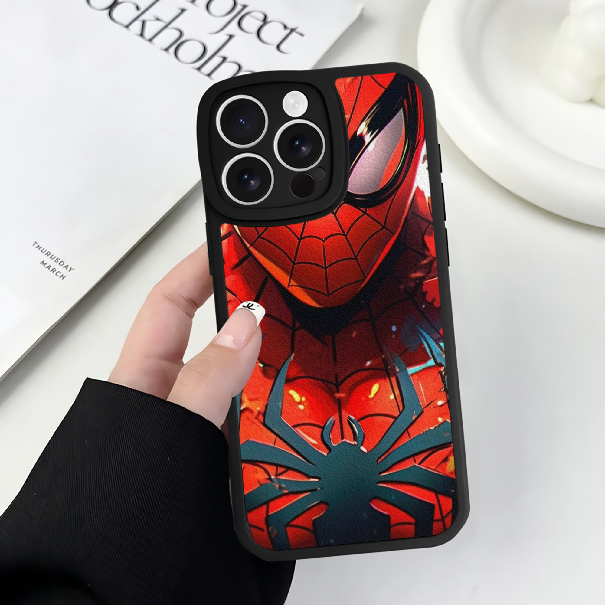 Spider Man スパイダーマン 【iPhone 16シリーズ対応】シリコンスマホケース（レザー調） 材質：シリコン